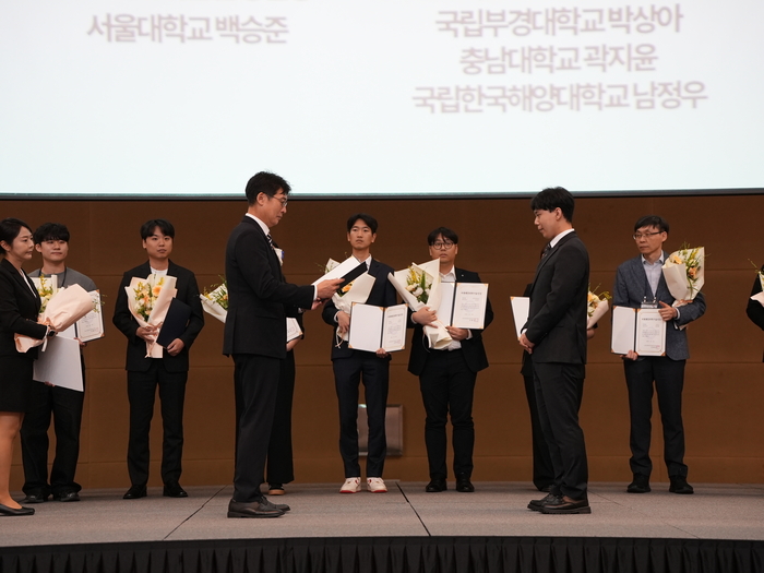 심기찬 UST 박사과정생 수상 모습