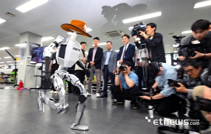 [포토] 가볍게 점프하는 휴머노이드 로봇