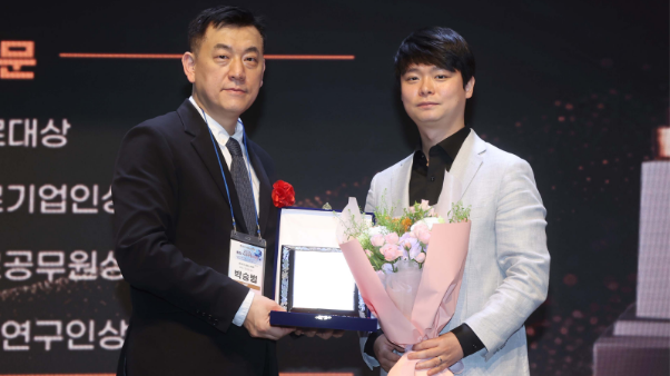 박찬암 스틸리언 대표(오른쪽)가 'IT서비스 공로기업인상'을 수상했다.