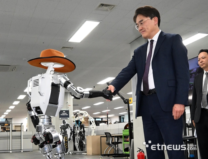 [포토] 휴머노이드 로봇과 악수하는 김성열 실장