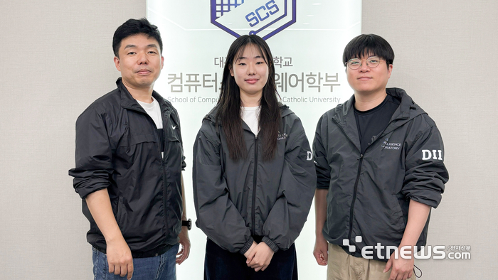 (왼쪽부터) 김정훈 교수, 신연정 석사과정생, 최상일 교수.