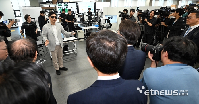 [포토] AI 워커 소개하는 김병수 대표