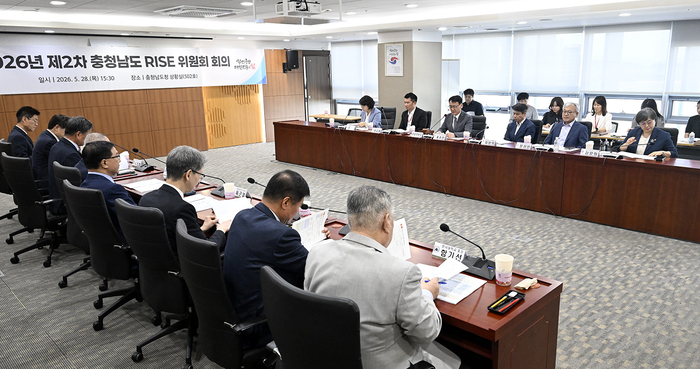 홍종완·강일구 충남라이즈위원회 공동 위원장(도지사 권한대행)·호서대 총장)을 비롯한 위원들이 도내 대학의 RISE 성과 보고서를 심의하고 있다.