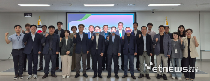경기도가 28일 도청 율곡홀에서 '반도체특별법 시행령안 수도권 배제 관련 도-시·군 긴급 현안회의'를 열고 기념 촬영했다.