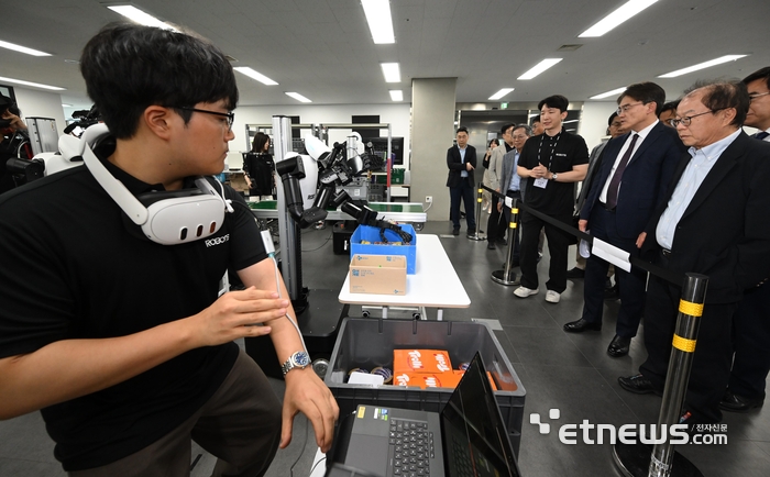 [포토] 사람 움직임 따라하는 AI워커