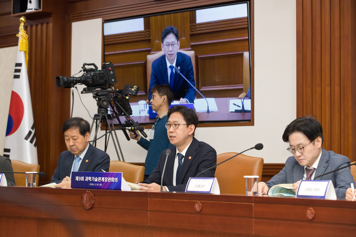 배경훈 부총리 겸 과학기술정보통신부 장관이 29일 서울 종로구 정부서울청사에서 열린 제9회 과학기술관계장관회의를 주재하고 있다. 왼쪽부터 구윤철 부총리 겸 재정경제부 장관, 배 부총리, 김정관 산업통상부 장관. (과학기술정보통신부 제공)