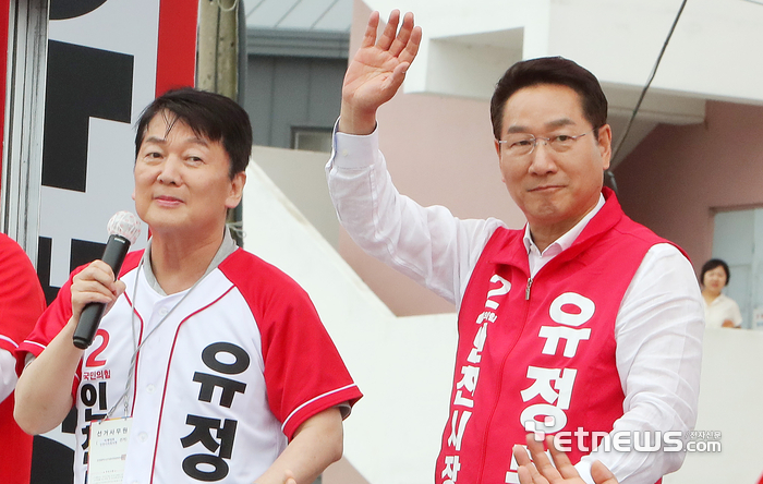27일 오후 인천시 강화군 강화풍물시장에서 국민의힘 안철수 국회의원이 유정복 인천시장 후보의 지지를 호소하고 있다.