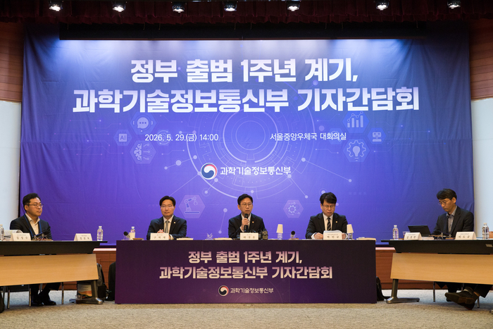 (왼쪽부터) 과학기술정보통신부 구혁채 제1차관, 배경훈 부총리, 박인규 과학기술혁신본부장.