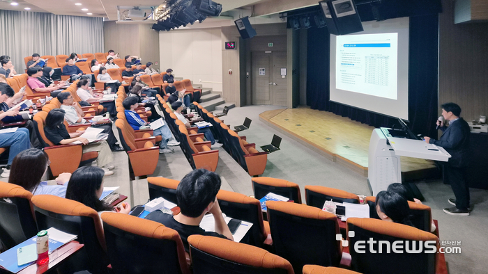 경기도경제과학진흥원이 28일 경기바이오센터에서 '2025년도 경기도 연구개발사업 조사·분석 설명회'를 개최했다.