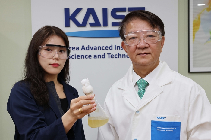 왼쪽부터 KAIST 안다희 박사, 이상엽 교수