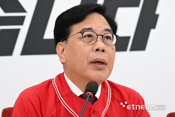 송언석 국민의힘 원내대표 겸 공동선거대책위원장이 1일 서울 여의도 국회에서 지방선거 대국민 호소 기자간담회를 열고 발언하고 있다. 이동근기자 foto@etnews.com