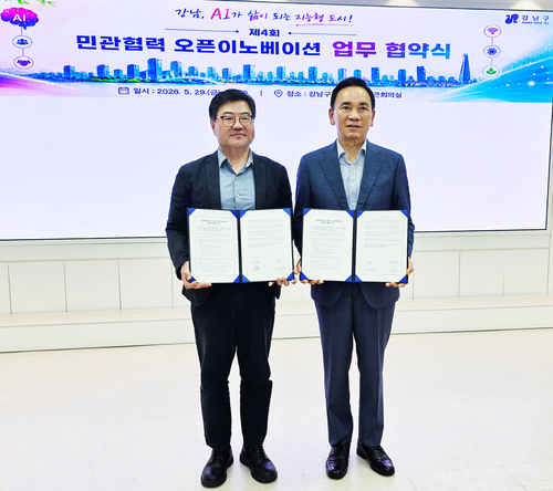 조성명 강남구청장(오른쪽)과 ㈜비아이씨엔에스 이원철 대표가 강남구청에서 'AI 음성인식 스마트 버스정류장 구축' 업무협약을 맺었다.