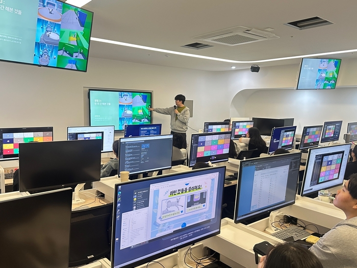GCC 사관학교 수강생이 콘텐츠 제작 교육을 받고 있다.
