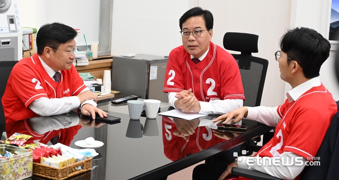 [포토] 대화나누는 정점식-송언석-박충권