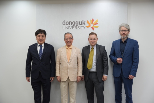 (왼쪽부터) 기정원 김영신 원장, 동국대 윤재웅 총장, 주한독일대사관 게오르크 빌프리트 슈미트 대사, 프라운호퍼 UMSICHT 크리스티안 되치 연구소장이 포럼 개최 후 기념 촬영을 하고있다.
