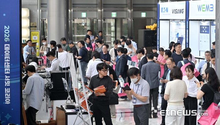 한국데이터센터연합회와 전자신문이 주최한 '2026 데이터센터 서밋 코리아'가 'AI 인프라 슈퍼사이클: 차세대 데이터센터를 위한 엔지니어링 혁신'을 주제로 1일 서울 강남구 코엑스에서 열렸다. 관람객들이 부스를 둘러보고 있다. 김민수기자 mskim@etnews.com