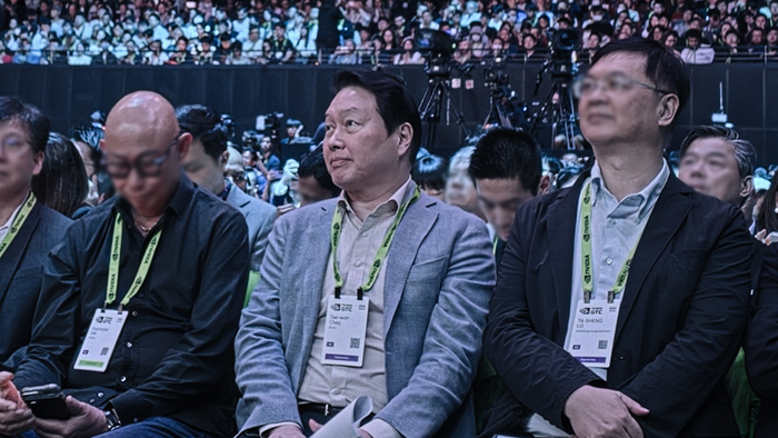 GTC 타이페이 2026서 젠슨 황 CEO의 기조연설을 참관 중인 최태원 SK그룹 회장