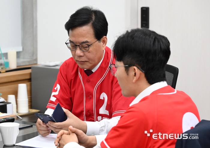 [포토] 스마트폰 보는 송언석 공동선대위원장