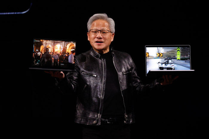 [포토] RTX 스파크 노트북 소개하는 젠슨 황
