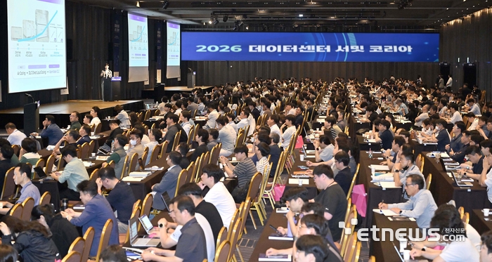 한국데이터센터연합회와 전자신문이 주최한 '2026 데이터센터 서밋 코리아'가 'AI 인프라 슈퍼사이클: 차세대 데이터센터를 위한 엔지니어링 혁신'을 주제로 1일 서울 강남구 코엑스에서 열렸다. 김재원 앨리스그룹 대표가 'AI 풀스택, 가능성의 확장'을 주제로 기조강연을 하고 있다. 김민수기자 mskim@etnews.com