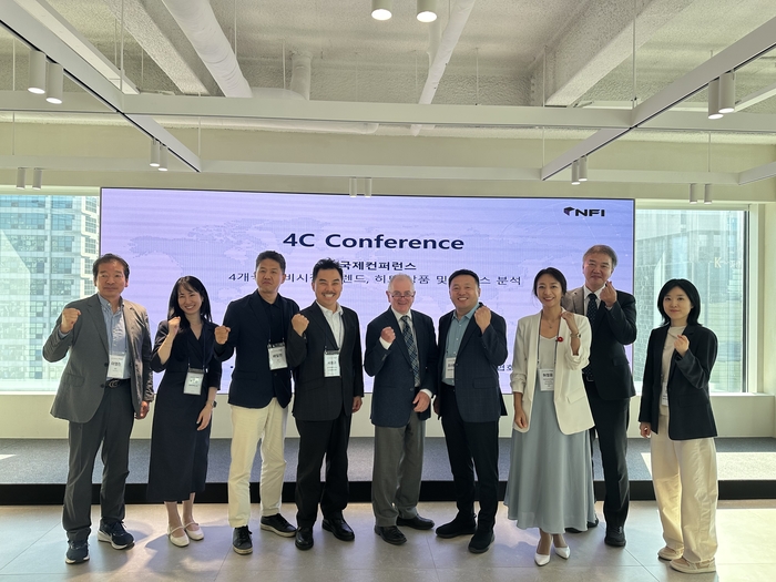 왼쪽부터 이영찬 백석대 교수, 홍정화 숙명여대 교수, 배일현 협성대 교수, 서용구 숙명여대 교수, 게리 데이비스 영국 맨체스터 비즈니스 스쿨 교수, 초수봉 숙명여대 교수, 허정윤 California State University, Sacramento 교수허정윤 캘리포니아 주립 대학교 새크라멘토 교수, 요시모토 코지 소카대 교수, 김지은 네모미래연구소 연구위원(숙명여자대학교 객원교수) 〈자료:한국온라인쇼핑협회〉