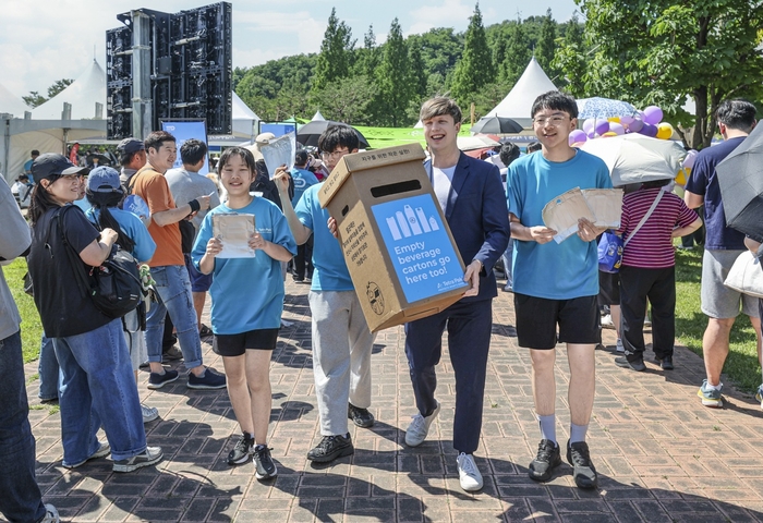 [포토] 테트라팩 멸균팩 재활용 수거 캠페인에 동참하는 줄리안