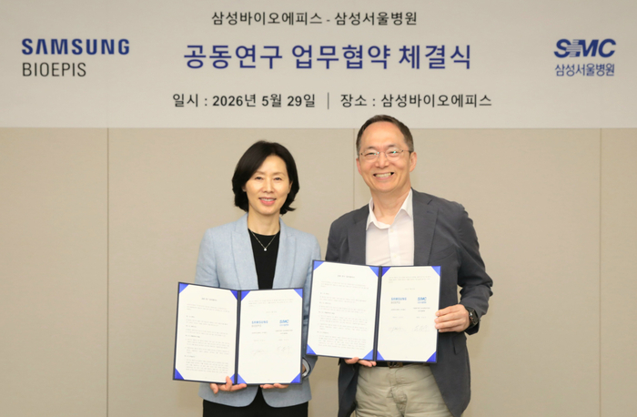 삼성바이오에피스 김경아 사장(왼쪽)과 삼성서울병원 박승우 원장이 지난달 29일 인천 송도 삼성바이오에피스 사옥에서 공동연구 협약을 체결했다.