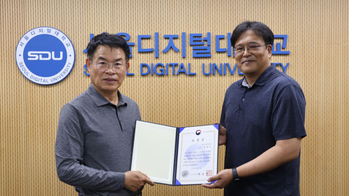 서울디지털대학교 김태우 교수(오른쪽)