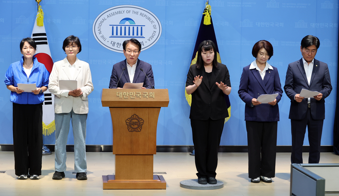 더불어민주당 김부겸 대구시장 후보 캠프 권칠승 공동선대위원장을 비롯한 대구 경북 출신 의원들이 1일 국회 소통관에서 김부겸 후보 지지를 호소하고 있다. 왼쪽부터 이재정, 임미애, 권칠승, 수어통역, 한정애, 박해철 의원. 연합뉴스