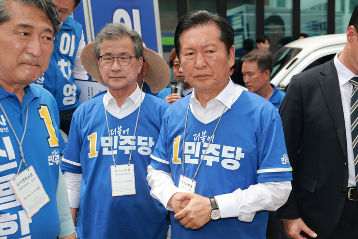 더불어민주당 정청래 총괄상임선거대책위원장이 1일 충북 괴산군 자갈자갈 공동체센터 앞에서 민주당 신용한 충북도지사 후보, 이차영 괴산군수 후보 지원 유세 연설을 마치고 유세차에서 내려와 있다. 이날 한화에어로스페이스 대전공장에서 폭발 사고가 발생해 정 위원장은 민주당 후보와 캠프에 유세 중단을 긴급 지시했다. 연합뉴스