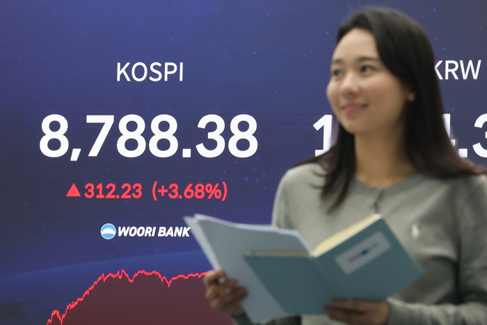 1일 서울 중구 우리은행 본점 딜링룸 현황판에 코스피가 표시돼 있다. 이날 코스피는 전 거래일 대비 312.23p(3.68%) 오른 8788.38로 마감하며 다시 한번 사상 최고치를 경신했다. (사진=연합뉴스)