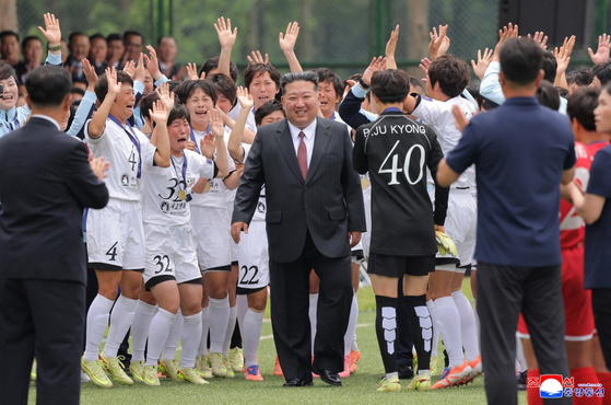 김정은 위원장이 노동당 중앙간부학교 창립 80주년 기념행사에 참석해 내고향여자축구단의 시범경기를 관람했다. 사진=북한 조선중앙통신