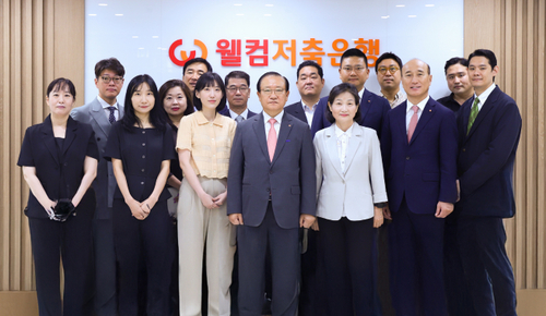 1일 웰컴저축은행 분당수내역지점에서손종주 웰컴금융그룹 회장(앞줄 가운데)이 임직원들과 개소식 기념 사진을 촬영하고 있다. (사진=웰컴저축은행)