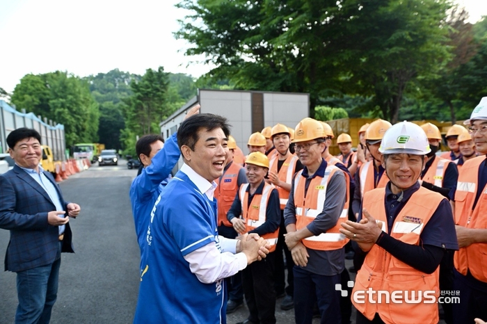 김병욱 성남시장 후보가 2일 오전 성남지역 환경노동자들을 만나 근무 여건을 살폈다.