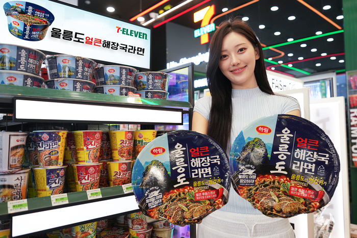세븐일레븐은 하림과 협업해 '울릉도얼큰해장국라면'을 출시했다고 2일 밝혔다.