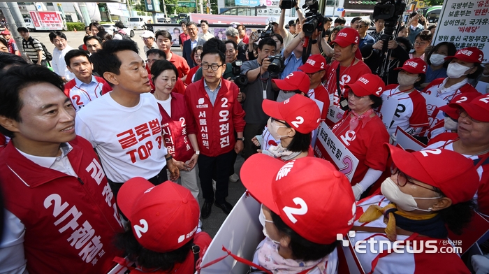 [포토] 선거운동원 격려하는 오세훈