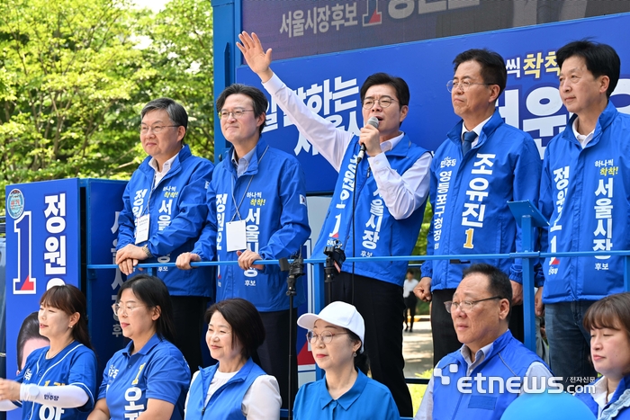 [포토] 선거운동 마지막날 지지 호소하는 정원오 후보