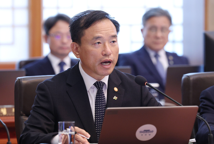 부처 성과 보고하는 김종철 방미통위 위원장     (서울=연합뉴스) 한상균 기자 = 김종철 방송미디어통신위원장이 2일 청와대에서 열린 이재명 대통령 주재 국무회의 겸 비상경제점검회의에서 정부 출범 1주년 부처 성과 보고를 하고 있다. 2026.6.2     xyz@yna.co.kr (끝)