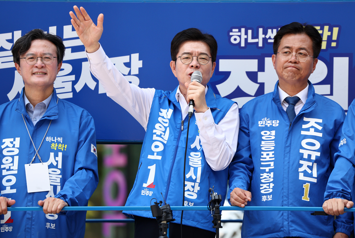더불어민주당 정원오 서울시장 후보가 2일 서울 여의도우체국 인근에서 시민들에게 지지를 호소하고 있다. 연합뉴스