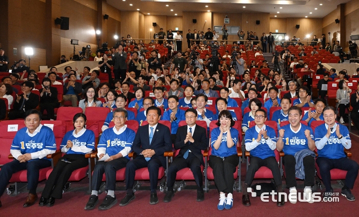 [포토] 출구조사 발표...환호하는 민주당