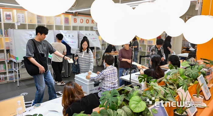 [포토] 북카페에 마련된 투표소