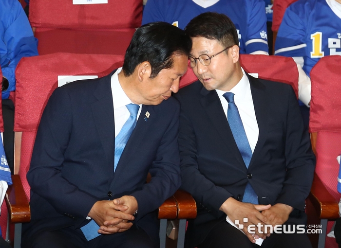 [포토] 차분히 출구조사 결과 시청하는 정청래