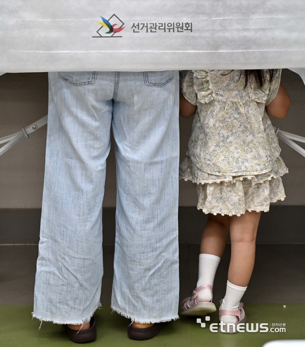 [포토] 엄마와 투표하는 어린이
