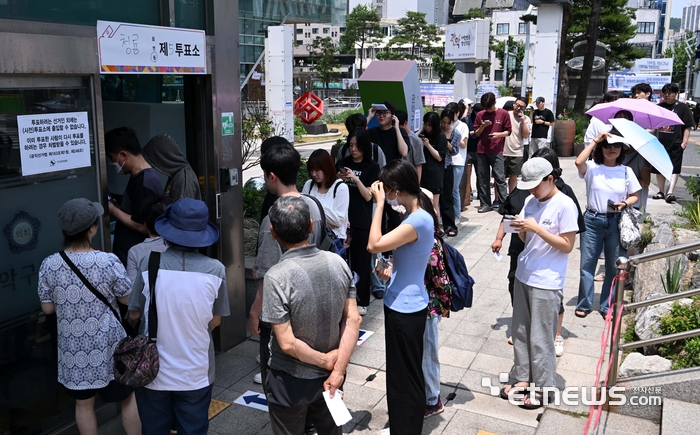 [6·3 지방선거] 투표 위해 줄 선 유권자들