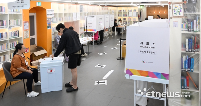 [포토] 북카페에 투표소가