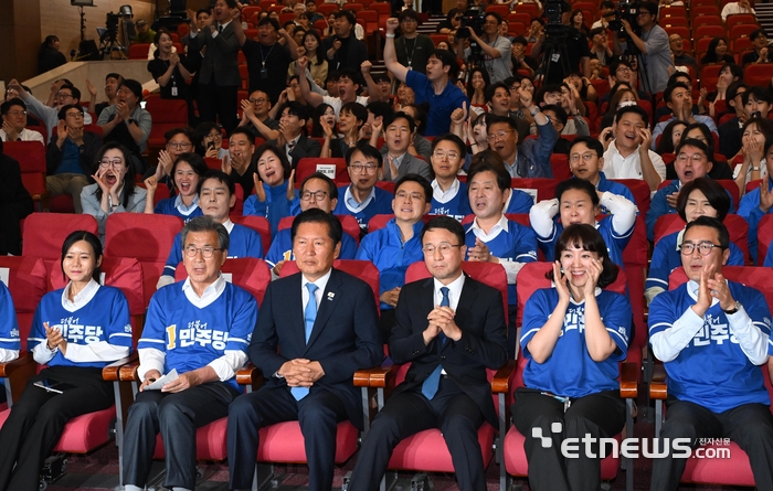 [포토] 차분히 출구조사 결과 시청하는 정청래