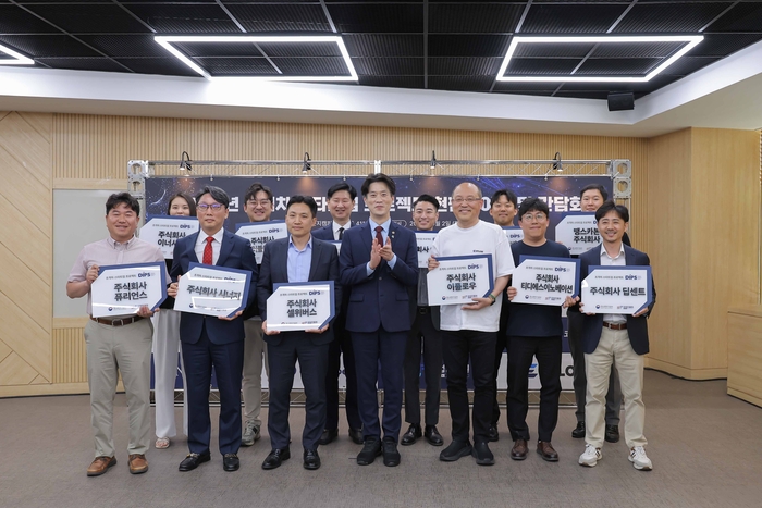 노용석 중소벤처기업부 제1차관이 2일 대전광역시 유성구 대전 KAIST 문지캠퍼스에서 열린 '26년 신규 초격차 스타트업 현판수여식 및 간담회' 참석자들과 기념촬영을 하고 있다.