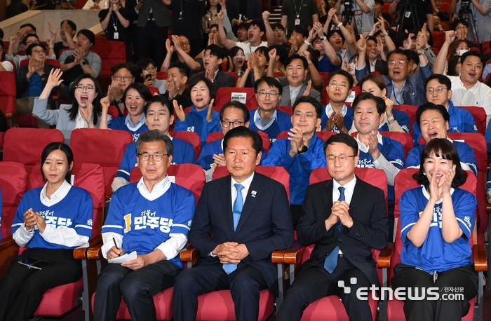 [포토] 차분히 출구조사 결과 시청하는 정청래 , 환호하는 민주당