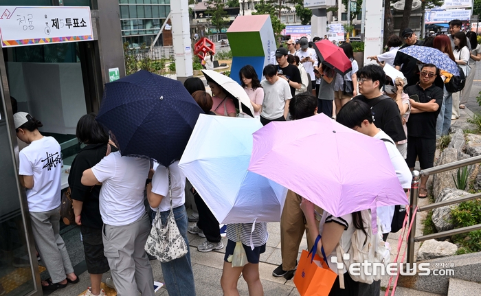 [포토] 양산 쓰고 줄 선 유권자들