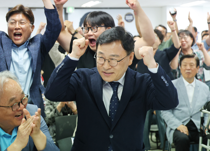 제9회 전국동시지방선거가 치러진 3일 정근식 서울시 교육감 후보가 서울 종로구 본인의 선거 사무실에서 투표 출구조사 결과 방송을 시청하며 지지자들과 기뻐하고 있다. 연합뉴스.